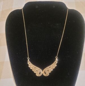 Avon NRT Vintage Elegant Gold Tone Wing Necklace
